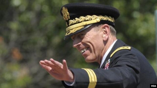 Calderón y Petraeus intercambiaron puntos de vista sobre la agenda de seguridad entre México y Estados Unidos.