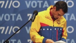 El candidato opositor Henrique Capriles se retira de una conferencia de prensa luego de conceder su derrota. Capriles se retiró temporalmente de su cargo como gobernador, dejando en su lugar a Adriana D’Elia, pero ahora regresa a la gobernación.