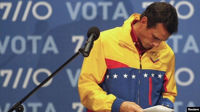 El candidato opositor Henrique Capriles se retira de una conferencia de prensa luego de conceder su derrota. Capriles se retiró temporalmente de su cargo como gobernador, dejando en su lugar a Adriana D’Elia, pero ahora regresa a la gobernación.