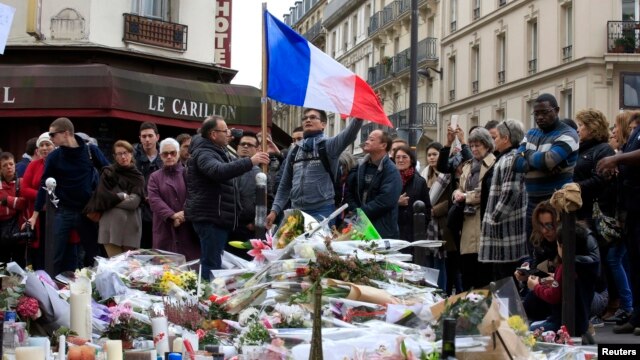 Người dân tưởng nhớ các nạn nhân bên ngoài nhà hàng Le Carillon, một trong những địa điểm bị tấn công trong vụ khủng bố ở Paris, ngày 16 tháng 11 năm 2015.