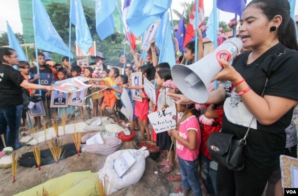FILE - Tep Vanny, a Boeung Kak lake representative protesting during the 15th Black Monday campaign in Phnom Penh, was arretsed while campaigning, Aug. 15, 2016. ( Leng Len/VOA Khmer)