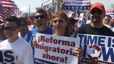 El Senado también ha prometido aprobar su versión de la reforma migratoria antes del 4 de julio. [Foto: Mitzi Macias, VOA].