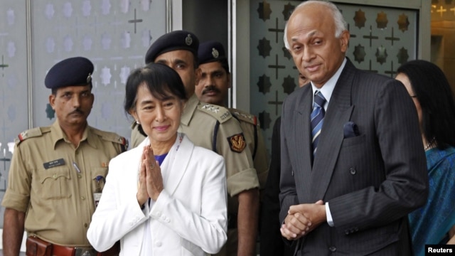 Lãnh đạo đối lập Miến Điện Aung San Suu Kyi được Ngoại trưởng Ấn Độ Ranjan Mathai chào đón tại sân bay quốc tế Indira Gandhi, ở New Delhi, ngày 13/11/2012.
