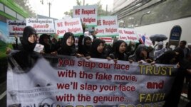 Wasu masu zanga zanga a kofar ofishin jakadancin Amurka na birnin Bangkok