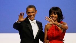 Perezida Obama na madame Michelle basezera ku bashyitsi nyuma y'igitaramo.