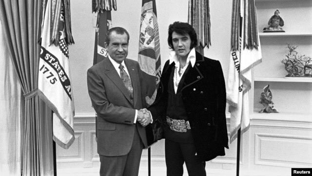 Tổng thống Richard Nixon bắt tay vua nhạc Rock n Roll Elvis Presley tại Phòng Bầu Dục ở Nhà Trắng, thủ đô Washington, tháng 12 năm 1970.