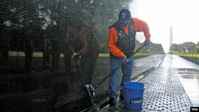 Chủ nhật hàng tuần từ tháng Tư đến tháng Mười, các tình nguyện viên Rolling Thunder tập trung lại để lau rửa bức tường kỷ niệm. (VOA/J. Taboh)      
