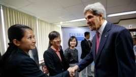 Ông Kerry chào hỏi một sinh viên chương trình Fulbright ở Lãnh sự quán Mỹ.