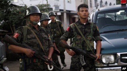 ကခ်င္လြတ္ေျမာက္ေရးတပ္က ကခ်င္စစ္သားမ်ားကို ေတြ႔ရစဥ္။