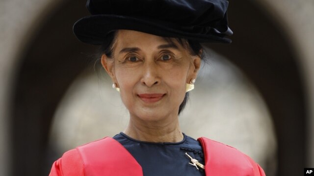 Burma opposition leader Aung San Suu Kyi, poses for the photographers following an award ceremony at the Oxford University, Oxford, England, June 20, 2012.