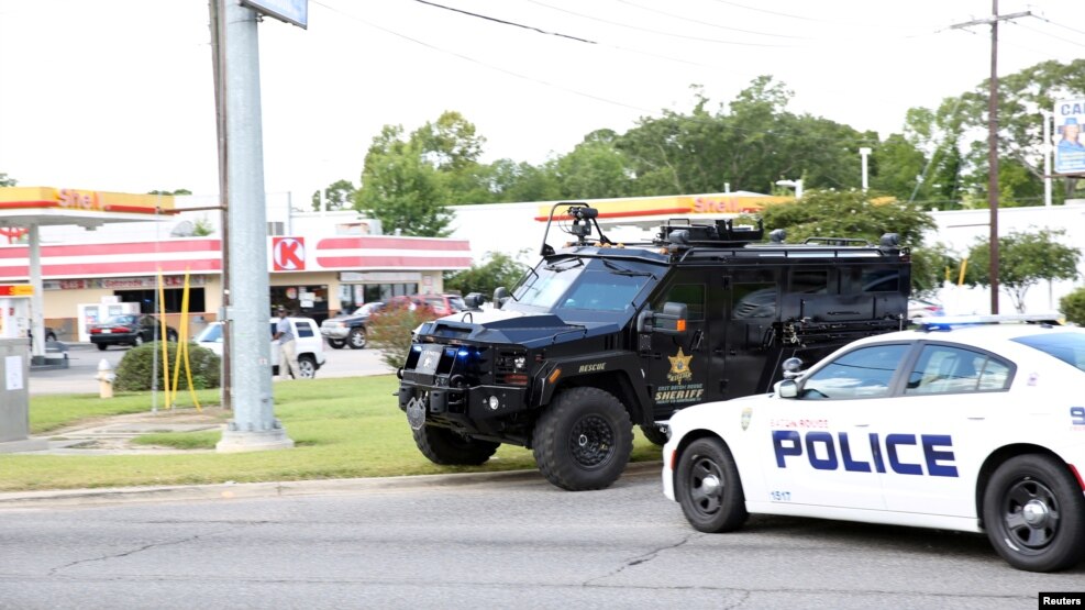 Nhân viên cảnh sát chặn một con đường sau khi xảy ra vụ nổ súng vào cảnh sát ở Baton Rouge, Louisiana, ngày 17 tháng 7 năm 2016.