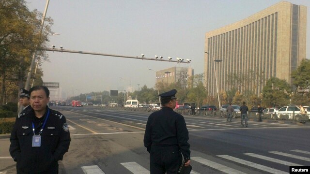Cảnh sát đứng gác trước văn phòng Đảng ủy của đảng Cộng sản Trung Quốc tại Sơn Tây sau vụ nổ, ngày 6/11/2013. 
