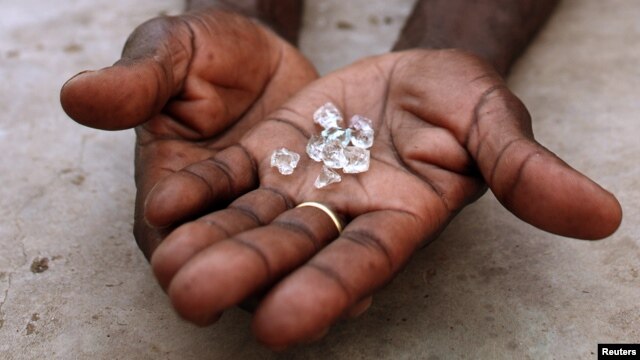 Diamantes "ilegais" à venda em Manica, cidade moçambicana perto da fronteira com o Zimbabué 