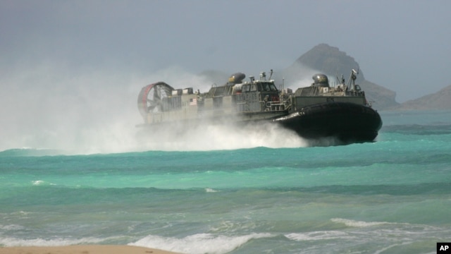 Một chiếc tàu đổ bộ của Hải quân Hoa Kỳ tiến nhanh về bờ biển tại Căn cứ Không quân Bellows, Oahu, Hawaii trong một cuộc diễn tập đổ bộ chung, 19/5/2015.