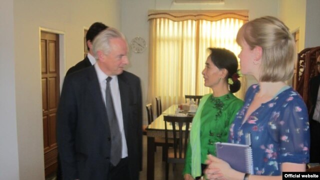 ၿဗိတိန္အစိုးရ၀န္ႀကီးအဖြဲ႔ ၀န္ႀကီး Francis Maude နဲ႔ ျမန္မာ့ဒီမုိကေရစီေခါင္းေဆာင္ ေဒၚေအာင္ဆန္းစုၾကည္တို႔ ေတြ႔ဆံုစဥ္။ (Credit to OGP FB)