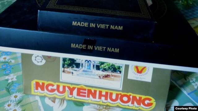 Bánh đậu xanh đặc sản Hải Dương và cà-vạt lụa (ảnh Bùi Văn Phú)