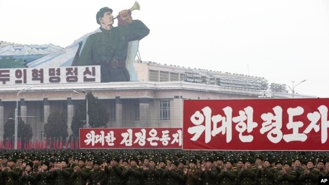 2012年12月14日朝鲜军队在平壤的金日成广场举行庆祝朝鲜成功发射卫星的游行