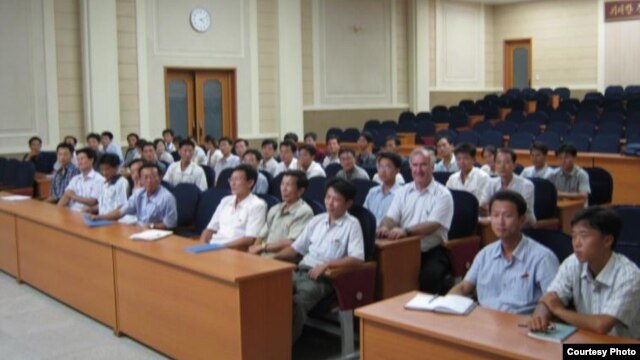 북한 평양의 김일성대학 천문학 강의 시간에 참관한 뉴질랜드 캔터베리 대학 천문학과 존 헌쇼우 교수. (둘째줄 가운데 )