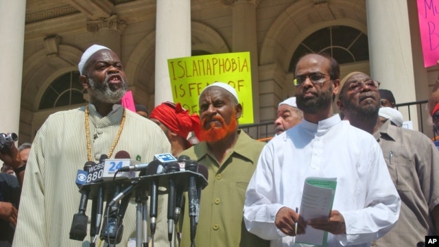 Islamic Leadership Council Members (from left)  Imam Talib Abdur Rashid, Imam Al-Amim Abdul Latif, Zaheer Uddin at news conference in New York, 1 Sep 2010