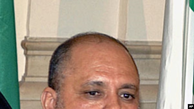 Egyptian airport officials said that Libyan Interior Minister Nassr al-Mabrouk Abdullah has arrived in Cairo with nine family members. The secrecy surrounding the arrival and the fact that no official from the Libyan embassy, which is loyal to Moammar Gad