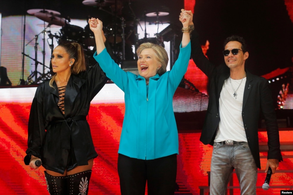 美国民主党总统候选人希拉里&middot;克林顿同支持她的歌手詹妮弗&middot;洛佩茲和马克&middot;安东尼在竞选音乐会上（2016年10月29日）