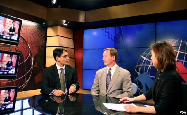 ÇÁ·©Å© ÀÚ´©Áö ¸Ç½ºÇʵå Àç´Ü ´ëÇ¥(¿ÞÂÊ), ºê·ç½º Ŭ¸µ³Ê Ç츮ƼÁö Àç´Ü ¼±ÀÓ ¿¬±¸¿ø(°¡¿îµ¥)°ú VOA Á¶ÀºÁ¤ ±âÀÚ°¡ 24ÀÏ ´ë´ãÀ» °¡Á³´Ù.