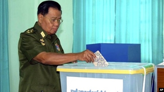 Senior General Than Shwe, leader of the Myanmar's military government casts his ballot for the elections in Naypyitaw, Myanmar's administrative capital, 7 Nov 2010.