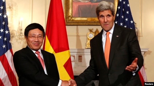 Ngoại trưởng Mỹ John Kerry và Ngoại trưởng Việt Nam Phạm Bình Minh, trong cuộc họp báo tại Bộ Ngoại giao Hoa Kỳ tại thủ đô Washington, ngày 2/10/2014