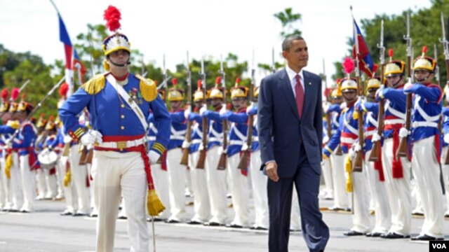 El presidente fue recibido con todos los honores en Brasilia, escala inicial de su gira.