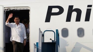 Tổng thống Philippines Rodrigo Duterte đến Sân bay Quốc tế Nội Bài ở Hà Nội, ngày 28/9/2016.