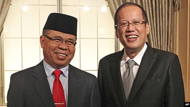 Philippine President Benigno Aquino (R) meets Al Haj Murad Ibrahim, a chairman of the Moro Islamic Liberation Front (MILF), in Tokyo, August 4, 2011