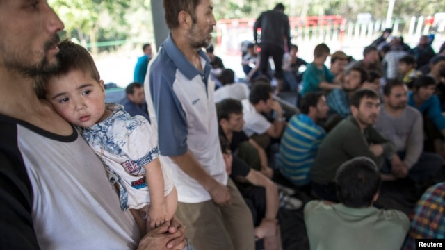 Chính quyền Trung Quốc thường cáo buộc cộng đồng người sắc tộc thiểu số Uighur theo đạo Hồi ở khu tự trị Tân Cương gây ra các vụ bạo động vì chủ nghĩa cực đoan tôn giáo.