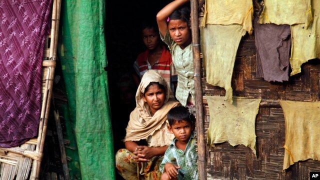 Một gia đình Hồi giáo tự nhận là 'người Hồi giáo Rohingya' tại một trại tị nạn ở phía bắc của Sittwe, bang Rakhine, miền tây Miến Ðiện, ngày 2/4/2014.