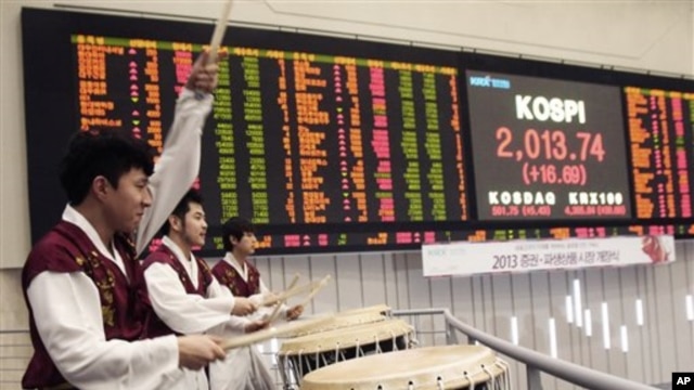 Para pemain perkusi menyajikan atraksi dalam upacara pembukaan untuk menandai dimulainya perdagangan di tahun baru 2013 di Lantai Perdagangan Bursa Seoul, 2 Januari 2013. (AP Photo/Ahn Young-joon)