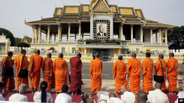 Cambodian Buddhist monks chant,  offering prayers in front of the Royal Palace for the late King Norodom Sihanouk in Phnom Penh, Cambodia, Friday, Oct. 19, 2012. The body of Cambodia's late King Sihanouk returned to his homeland Wednesday, welcomed by hundreds of thousands of mourners who packed tree-lined roads in the Southeast Asian nation's capital ahead of the royal funeral.  (AP Photo/Heng Sinith)