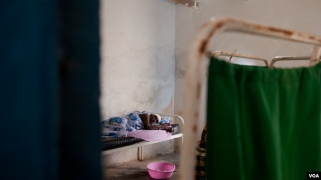 A patient rests after his operation, Ras Kamboni, Somalia, July 5, 2012. (VOA - R. Gogineni)