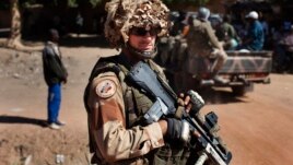 Un soldado frances monta guardia en Diabaly, poblado tomado por las fuerzas francesas y malienses.