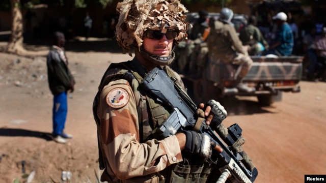 Un soldado frances monta guardia en Diabaly, poblado tomado por las fuerzas francesas y malienses.