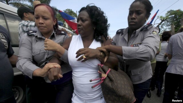 Berta Soler, lãnh đạo của nhóm đối lập The Ladies in White đang bị giam giữ bởi nhân viên an ninh Cuba sau một cuộc biểu tình hàng tuần chống chính phủ tại Havana, ngày 13/9/2015.