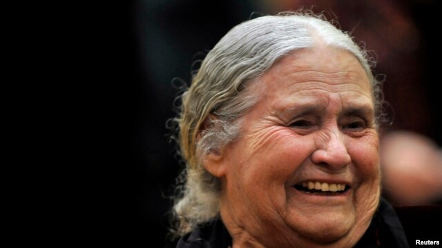 Nhà văn Anh Doris Lessing tại buổi lễ nhận giải Nobel Văn chương ở London 