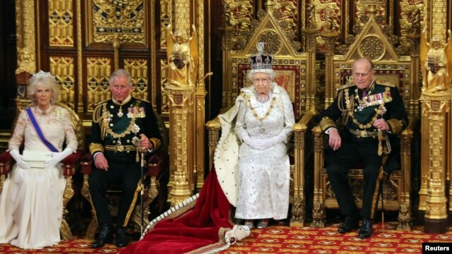 Ratu Elizabeth dari Inggris bersama suaminya Pangeran Philip (kanan), putranya Pangeran Charles (kedua dari kiri) dan menantunya Camilla, Duchess of Cornwall di gedung parlemen. (Foto: Dok)