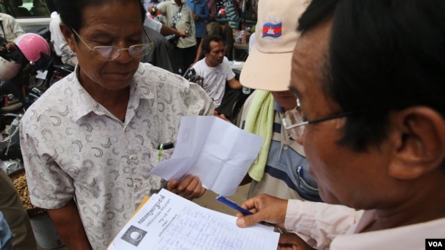 Opposition supporters check and count thumbprints on a petition to King Norodom Sihamoni at Cambodia National Rescue Party's headquarters in Phnom Penh, June 2, 2016.