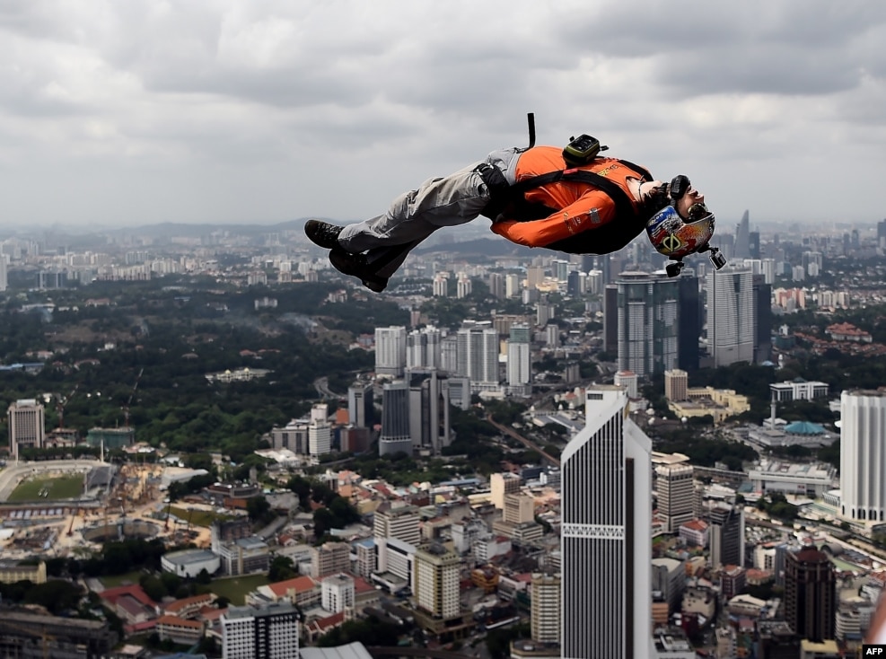 300미터 높이의 말레이시아 쿠알라룸푸르타워에서 열린 스카이다이빙 대회에서 한 참가자가 낙하하고 있다.