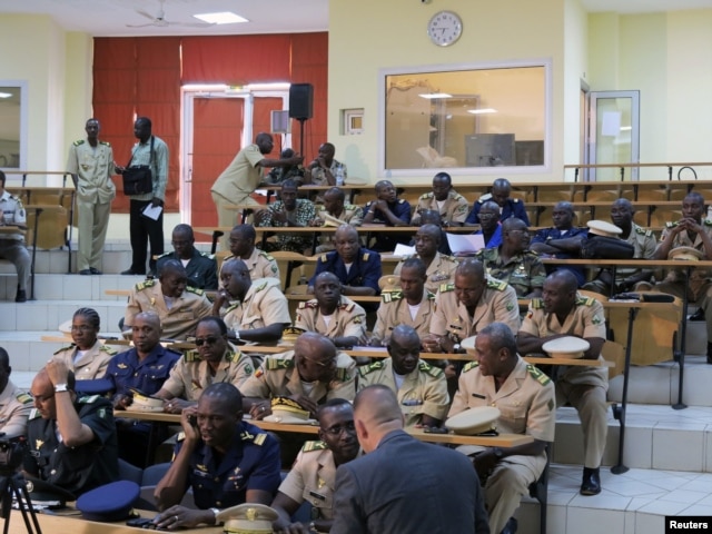 Military experts take part in a meeting to discuss the Mali crisis in Bamako, October 30, 2012.