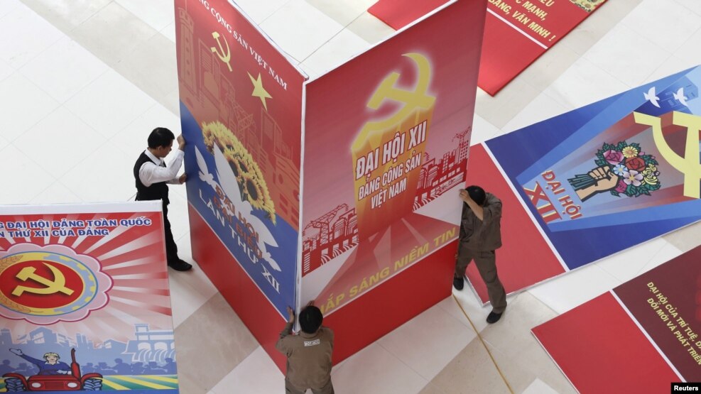 Áp phích chào mừng Đại hội Đảng Cộng sản Việt Nam XII tại Hà Nội, 18/1/2016.