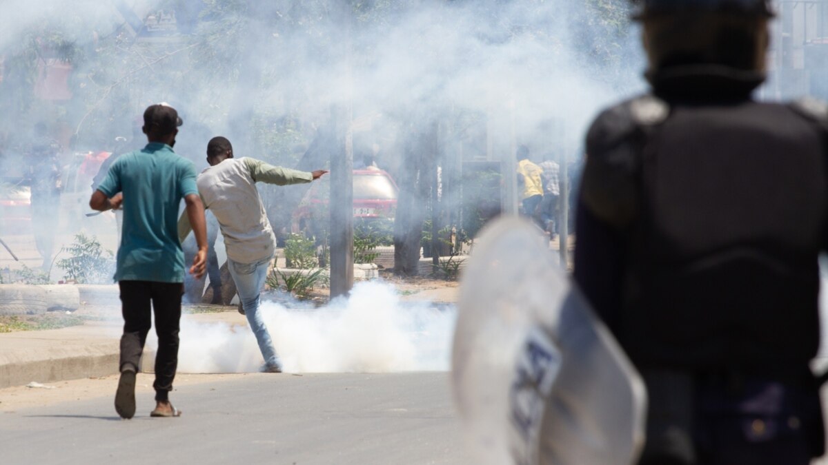 Polícia dispersa manifestação em Luanda 1 19