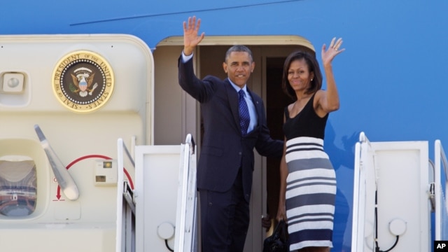 Tổng thống Obama và Đệ nhất Phu nhân Michelle Obama vẫy tay chào trước khi sang Senegal, 26/6/2013.