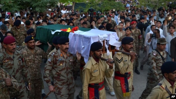 فائرنگ کے تبادلے میں مرنے والے پاکستانی فوجی افسر کی آخری رسومات ادا کی جا رہی ہیں
