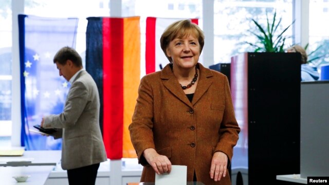 Thủ tướng Đức Angela Merkel bỏ phiếu tại một phòng phiếu ở Berlin, 22/9/13