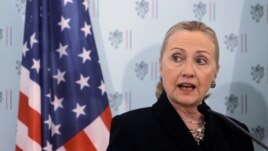 La secretaria de Estado Hillary Clinton habla durante una conferencia de prensa en Praga, donde advirtió a siria no utilizar armas químicas en el conflicto interno.